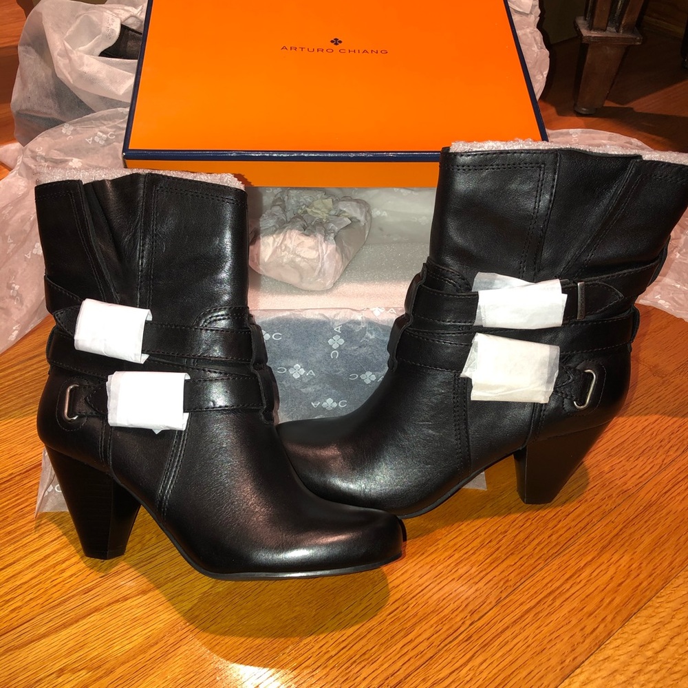 🚨BRAND NEW🚨 Arturo Chiang Booties!